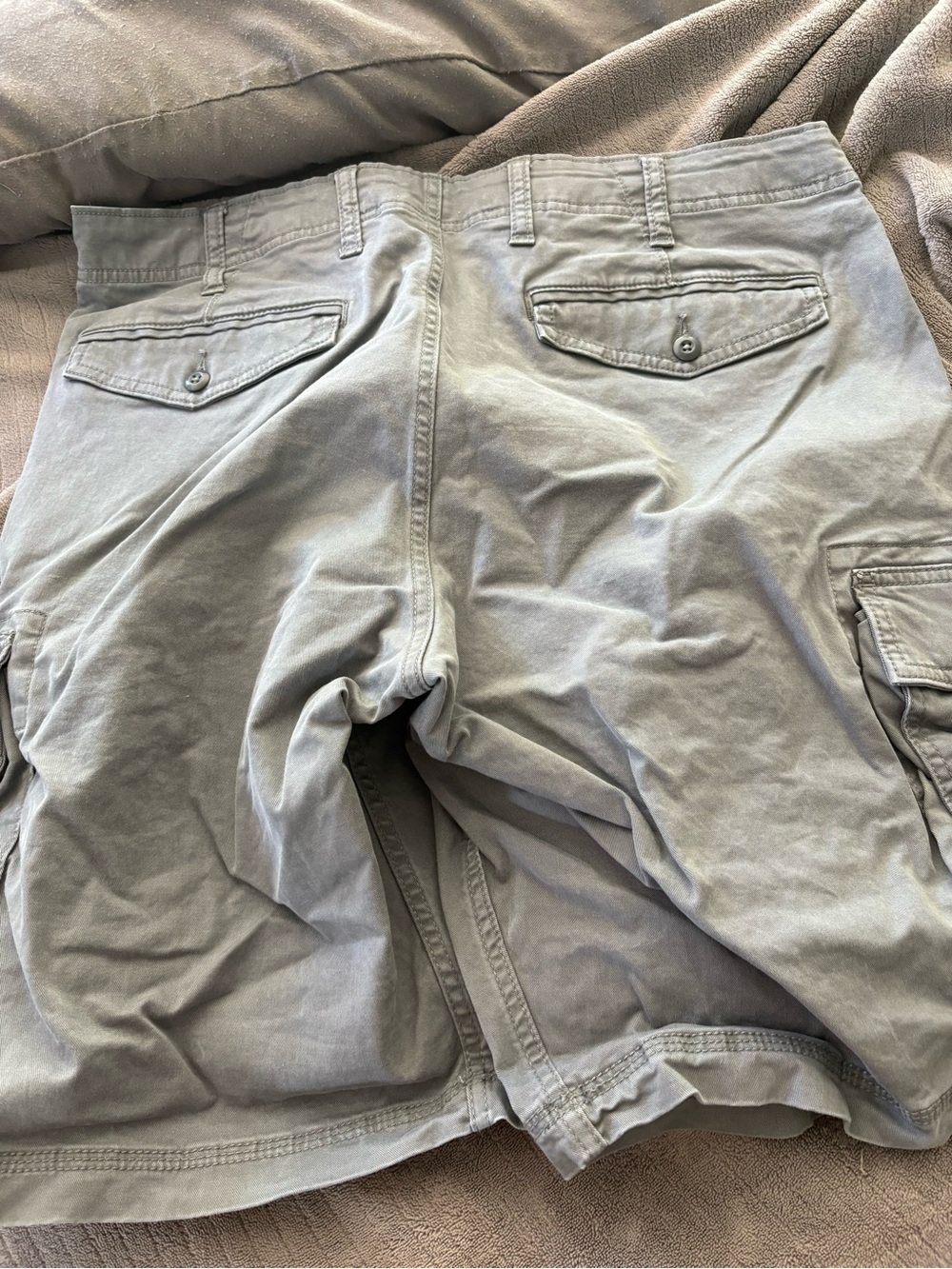 GAP Men's Light Gray Cargo Shorts - Utility Pockets - Picture 4 of 4